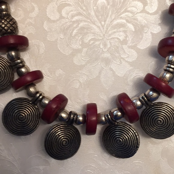 Statement necklace w/ metallic discs maroon beads - Picture 6 of 8